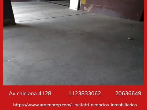 AMPLIA COCHERA.  20 MTS . CON MUY FACIL MANIOBRABILIDAD  