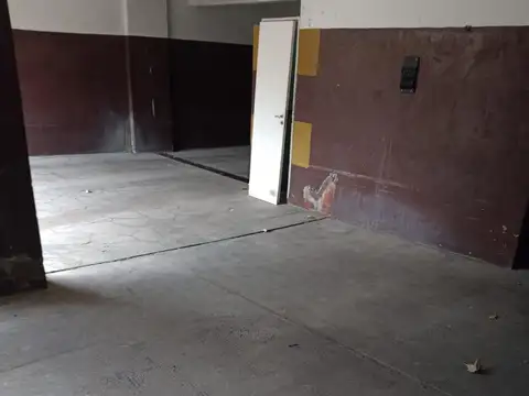 AMPLIA COCHERA.  20 MTS . CON MUY FACIL MANIOBRABILIDAD