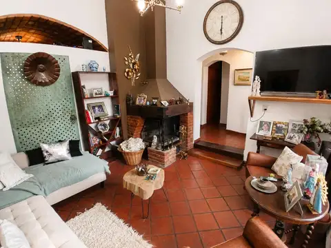 Solida Casa en Venta con Pileta en Monte Castro