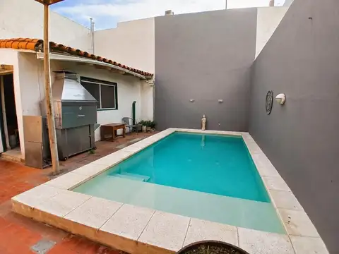 Solida Casa en Venta con Pileta en Monte Castro