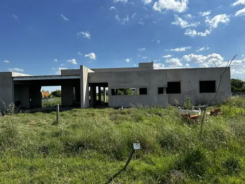 VENTA CASA A TERMINAR BRANDSEN CLUB DE CAMPO CON SPA TERMAL