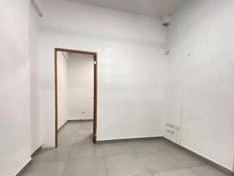 Oficina. Pleno centro. Recepción y privado. Bajas expensas