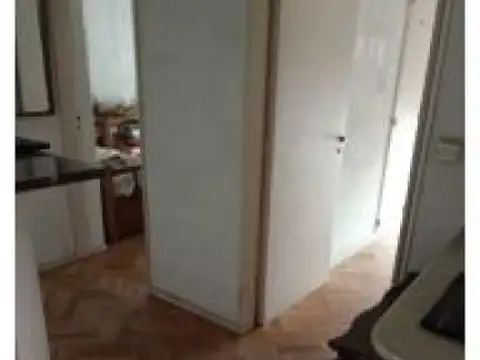 CONSTITUCION 3 ambientes, buen estado general, s/ avenida, todos los servicios