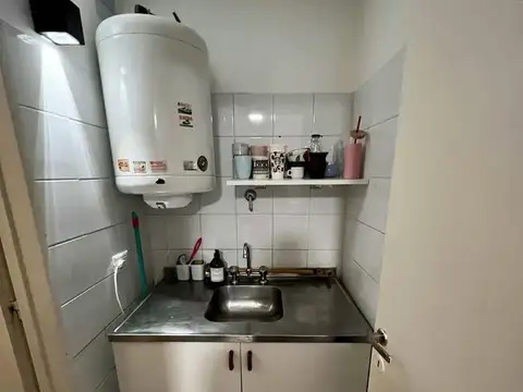 Impecable oficina con Balcón, en  pleno centro de San Isidro!