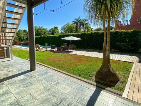 Casa en Venta con 2 cocheras