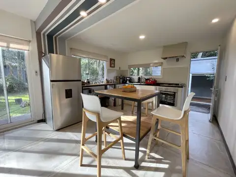 Casa 4 ambientes con 2 baños