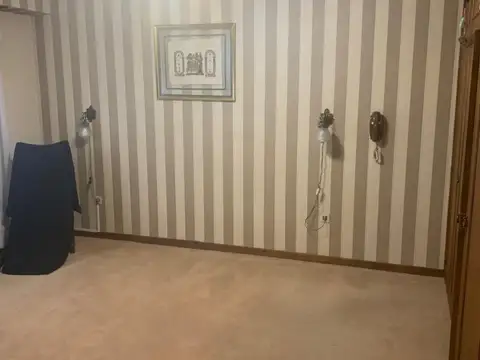 Excelente Casa 4 ambientes con cochera, parque y quincho - u$d 259.000