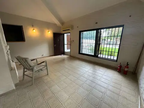 Casa 11 ambientes con 2 baños