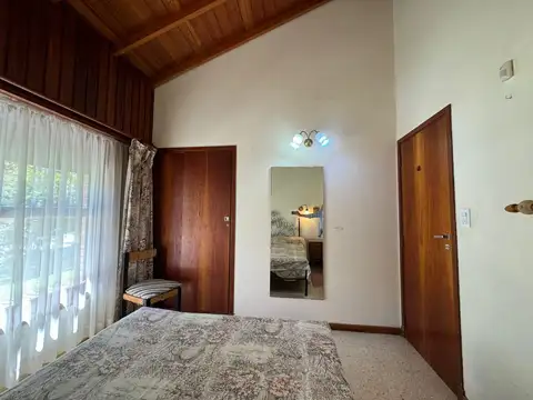 Venta casa con 5 dormitorios y habitacion de servicio. Zona Norte ,Villa Gesell.