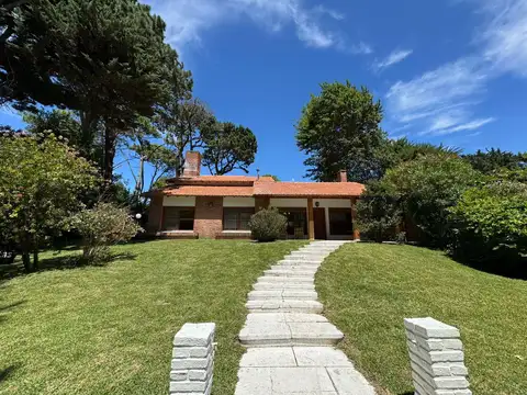 Venta casa con 5 dormitorios y habitacion de servicio. Zona Norte ,Villa Gesell.