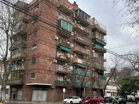 DEPTO 2 AMBIENTES FRENTE , BALCON CORRIDO, COCINA AMPLIA, BAÑO COMPLETO, SUPER LUMINOSO