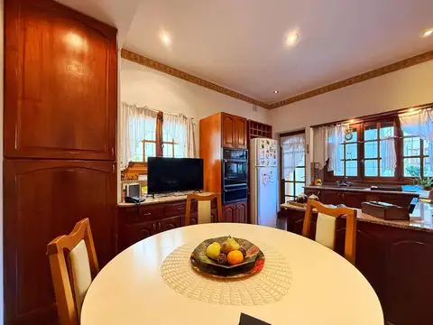 Casa 4 ambientes con jardín, quincho y departamento 2 ambientes · Chauvin