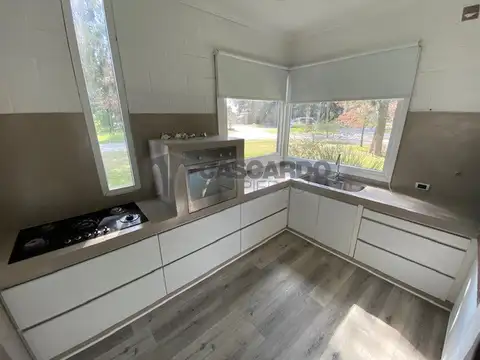 Casa en Alquiler con 2 cocheras