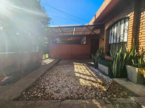 Venta casa de 3 dormitorios con cochera y pileta, Fisherton