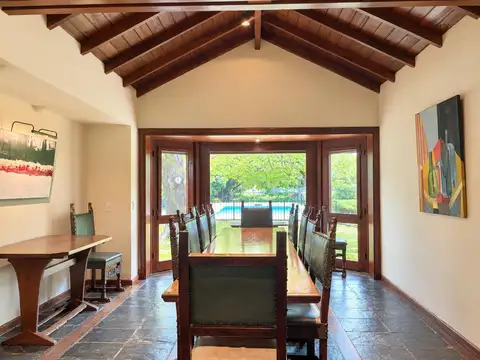 Casa 9 ambientes con 5 baños