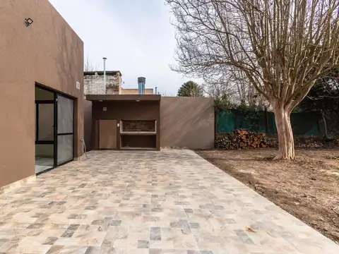 VENTA - CASA DOS DORMITORIOS CON PATIO TODOS LOS SERVICIOS - LOS SOLARES, FUNES