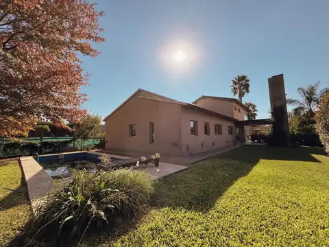 Casa en Alquiler con 2 cocheras