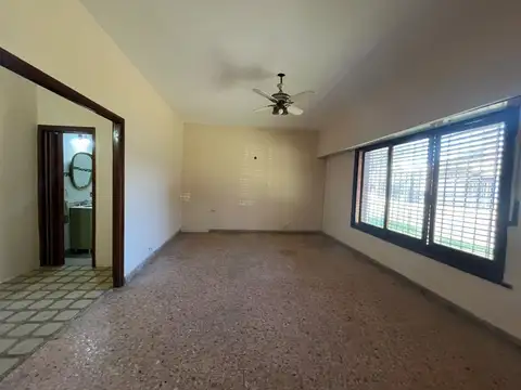 ALQUILER CASA DE 3 AMBIENTES AMPLIOS CON GARAGE CUBIERTO Y PATIO