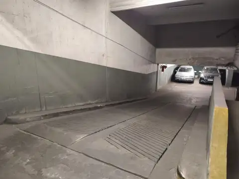 COCHERA SÚPER CÓMODA EN EDIFICIO TORRE CON EXCELENTE CIRCULACIÓN