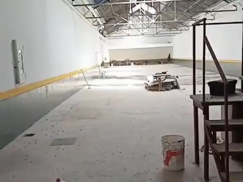 ALQUILA GALPON DE 753M2 CON OFICINAS, ENTRADA DE CAMION