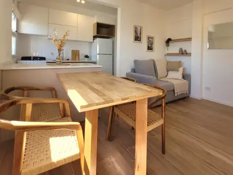 Departamento de dos ambientes al lateral con espacio de cochera, zona Paseo Aldrey