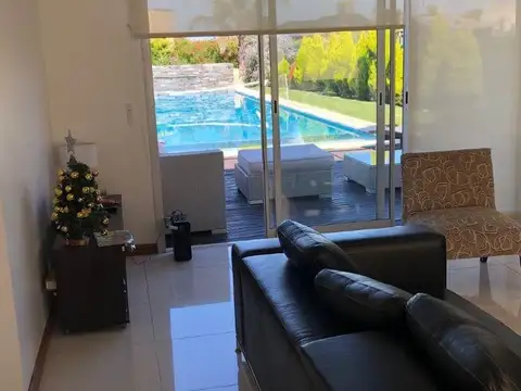 Casa en Alquiler con 3 cocheras