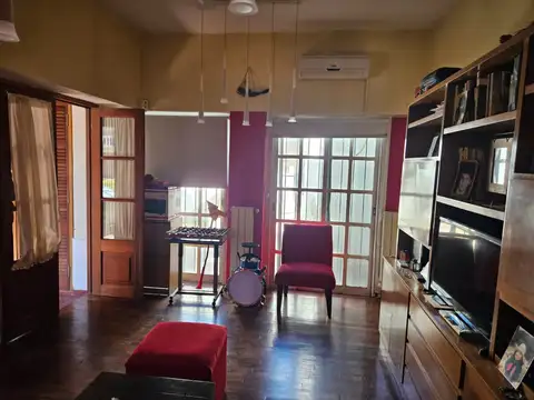 VILLA RAFFO- CASA AMPLIA Y LUMINOSA UBICADA EN ESQUINA EXCELENTE UBICACION.