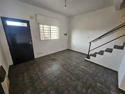 Depto Tipo Casa en Alquiler con 1 cocheras