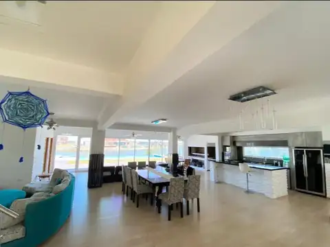 Casa en Alquiler con 5 cocheras