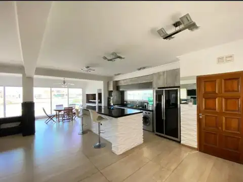 Casa 5 ambientes con 4 baños