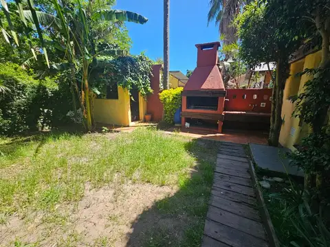 Casa con 3 dormitorios y patio.