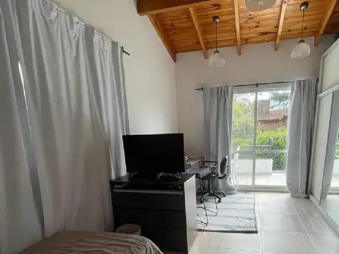 Casa en Alquiler con 2 cocheras