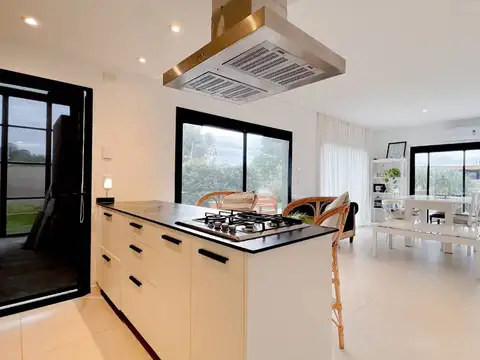 VENTA CASA 5 AMBIENTES LOS ACANTILADOS