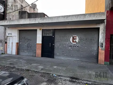 Venta Galpón 300m2   fondo con parque frente a av Crovara en Tablada