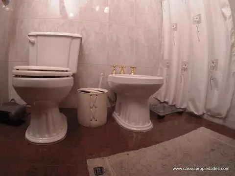 Casa 5 ambientes con 1 baño