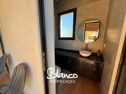 Casa en Alquiler con 2 cocheras