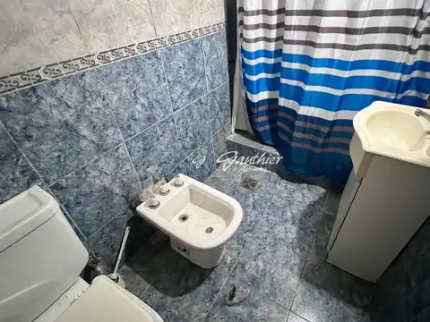 Casa 6 ambientes con 2 baños