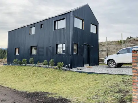 VENTA CASA SAN MARTIN DE LOS ANDES . Dúplex Moderno con Encanto Patagónico y Vista Abierta en San Ma