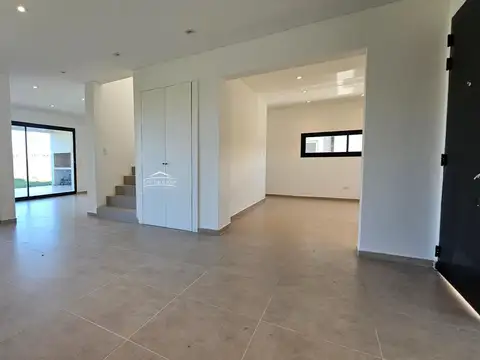 Casa en Venta en Pilar del Este - Santa Lucia, USD 215.000