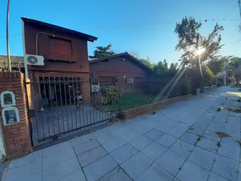 Casa 5 ambientes con dependencia y piscina.
