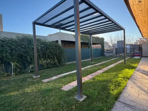 Casa en Alquiler con 2 cocheras