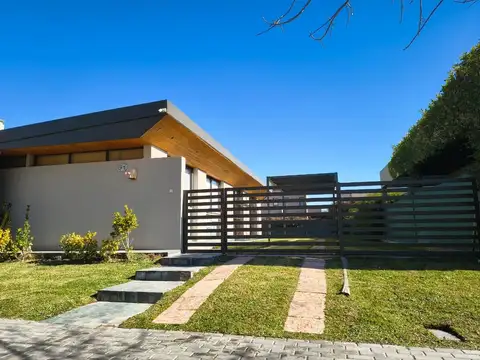 Casa 3 ambientes con 2 baños