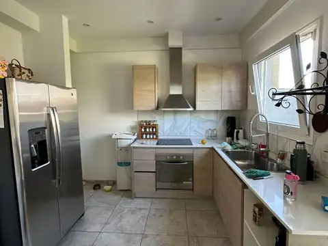 Casa en Alquiler con 2 cocheras