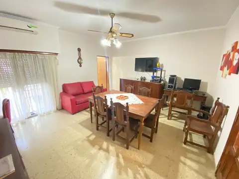 Casa 5 ambientes con 2 baños