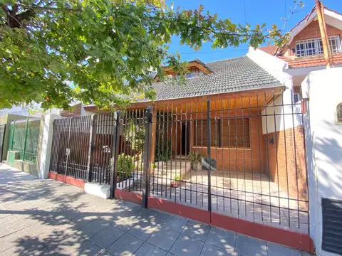 Casa 5 ambientes con salón de usos múltiples y jardín. APTA CREDITO. ESCUCHA OFERTA