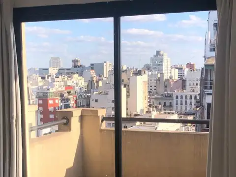 Monoambiente con balcón - Piso alto, luminoso