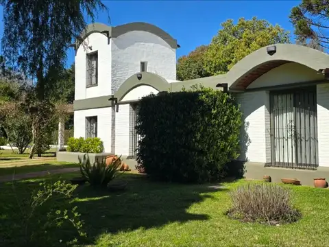 Solida casa en venta en Club de campo El Moro