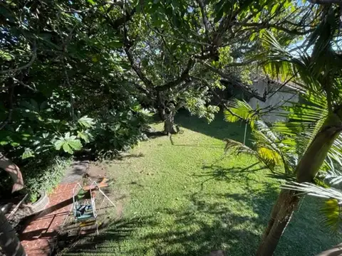 CASA 5 AMBIENTES CON IMPORTANTE JARDÍN (POLO TEXTIL)