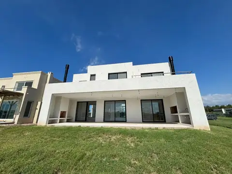 Moderna casa en venta laguna, pileta, Santa Ana, Villanueva