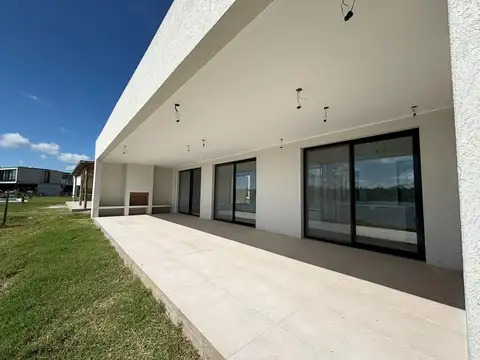 Casa en Venta con 5 cocheras
